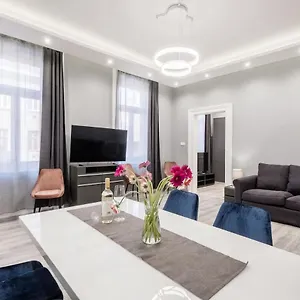 Prime Star Deak Ter Modern Luxury Budapest